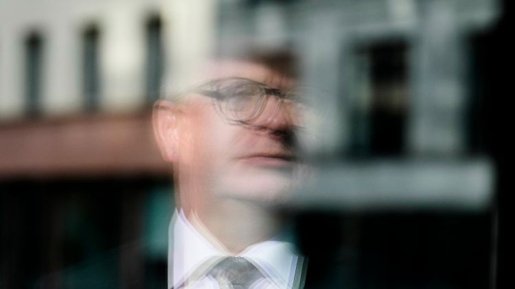 Haldenwang:  "Man hat sich sehr in seinem komfortablen Privatleben eingerichtet und man nimmt nicht hinreichend wahr, wie ernsthaft die Bedrohungen für unsere Demokratie inzwischen geworden sind."