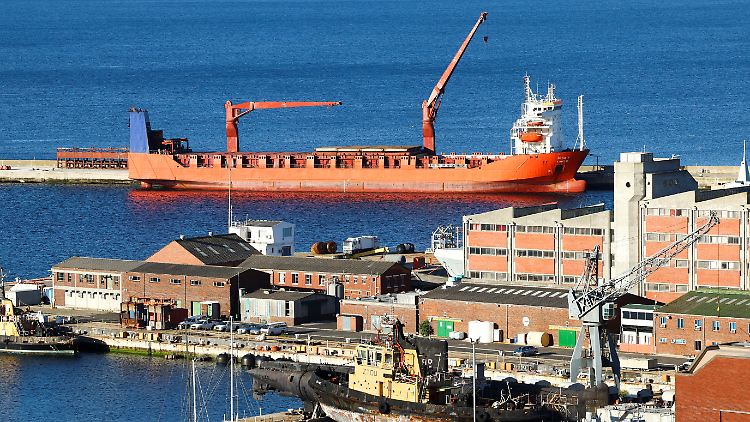 Das russische Frachtschiff "Lady R" hat im Dezember unter nicht geklärten Umständen in Südafrika angelegt.