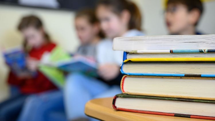 Kinder lesen in einer Grundschule.