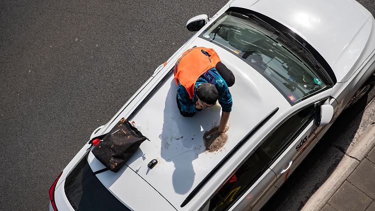 Inzwischen kleben sich manche Aktivisten der Letzten Generation sogar auf Autodächern fest.