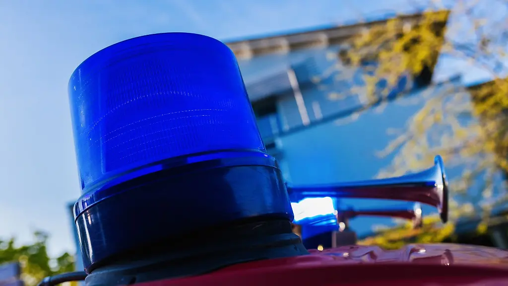Ein-Blaulicht-auf-dem-Dach-eines-Einsatzfahrzeugs-der-Feuerwehr