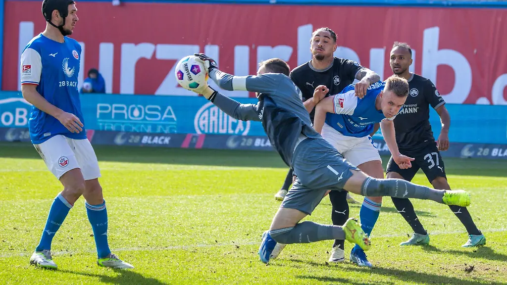 Rostocks-Torhueter-Markus-Kolke-haelt-einen-Ball