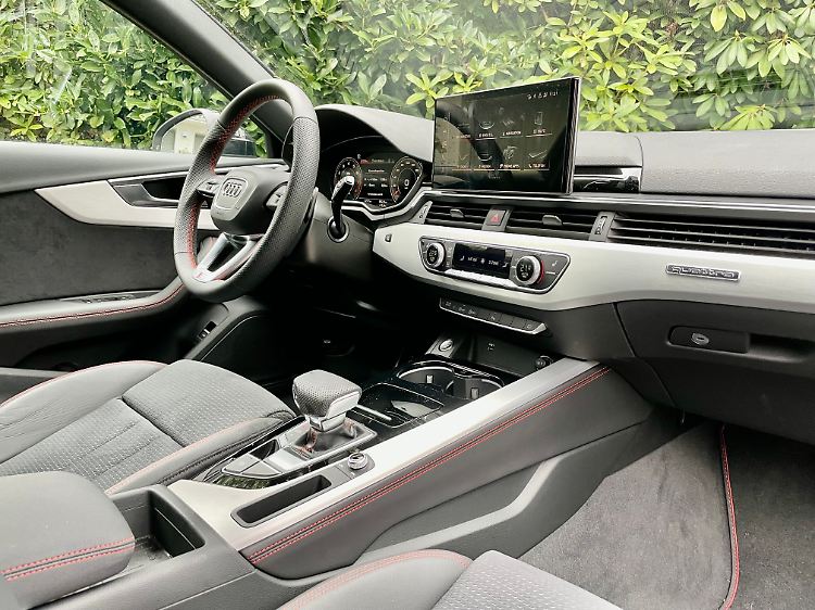 Dass die Innenarchitektur nicht mehr ganz neu ist, erkennt man durchaus am Stil. Aber das gebürstete Aluminium als Dekor sieht gut aus und die Verarbeitung geht als wertig durch.