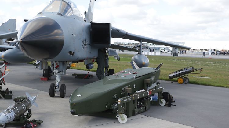 Ein Marschflugkörper Taurus liegt vor einem Tornado-Kampfjet. (Archivbild)