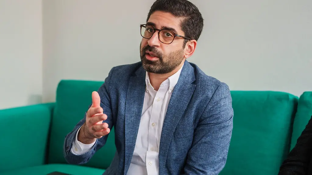 Kaweh-Mansoori-SPD-Minister-fuer-Wirtschaft-Energie-Verkehr-Wohnen-und-laendlichen-Raum-stellvertretender-Ministerpraesidenten-in-Hessen-sitzt-beim-dpa-Interview-auf-dem-Gruenen-Sofa