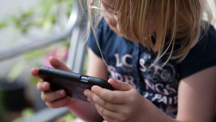 Kinder müssten lernen, entsprechendes Material als sexuelle Gewaltdarstellungen zu identifizieren, sagt die Bundesbeauftragte für Fragen des sexuellen Kindesmissbrauchs, Kerstin Claus.