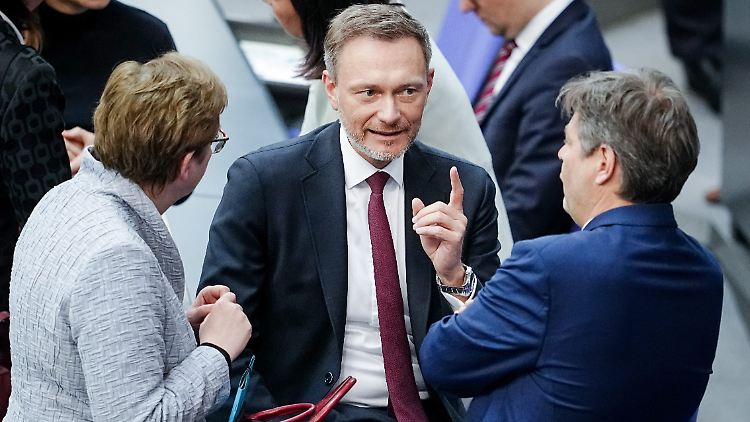 Symbolcharakter: Die FDP um Finanzminister Lindner setzt sich mit ihrem erhobenen Zeigefinger in der Debatte um das Heizungsgesetz zunächst durch.