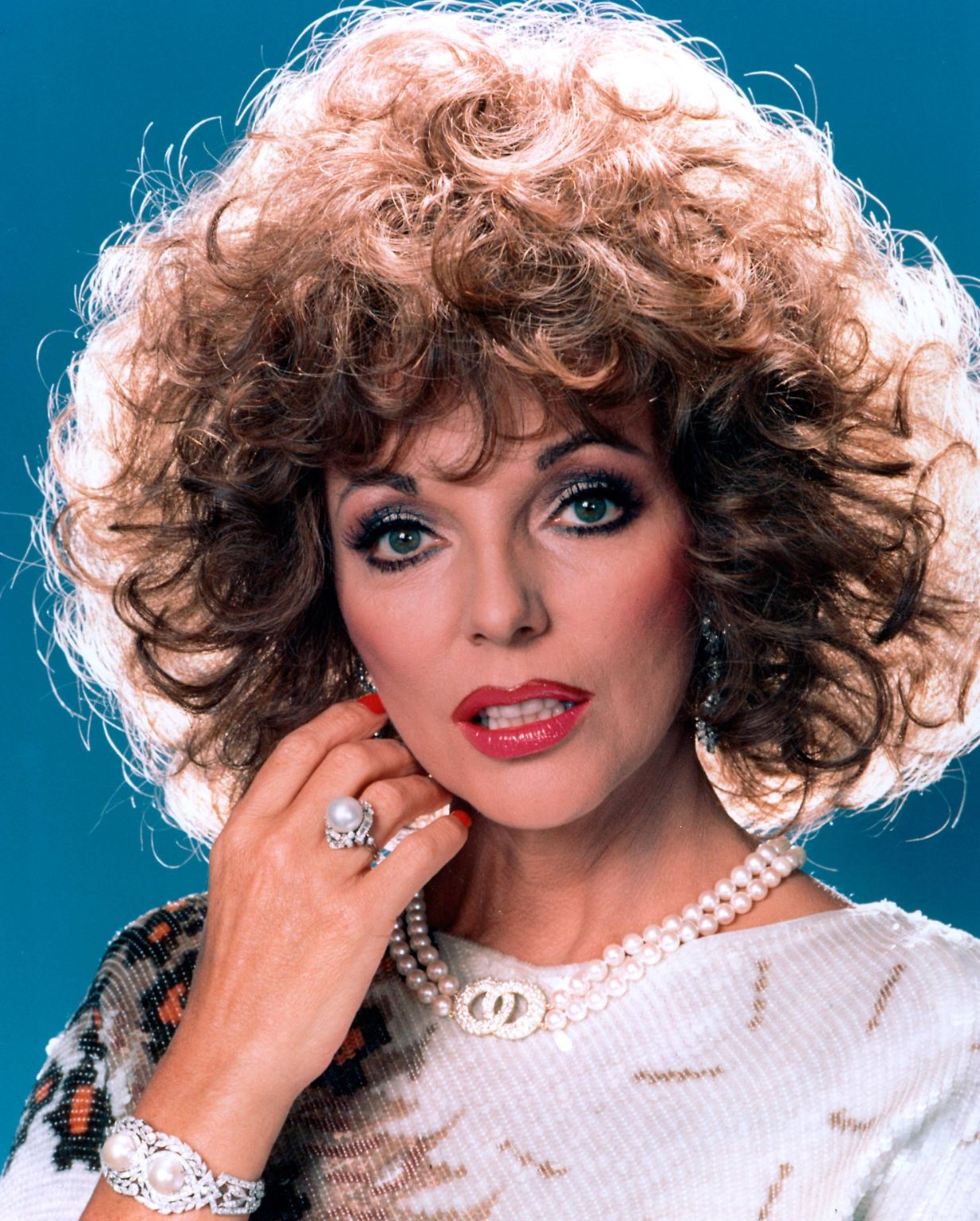 Mit toupiertem Haar und roten Lippen ist Joan Collins in den 1980er-Jahren als Alexis Carrington ...