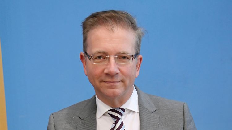 Prof. Dr. Wolfgang Greiner ist Dekan der Fakultät für Gesundheitswissenschaften der Universität Bielefeld und lehrt dort Gesundheitsökonomie und Gesundheitsmanagement. Bis Anfang 2023 war er Mitglied im Sachverständigenrat zur Begutachtung der Entwicklung im Gesundheitswesen.