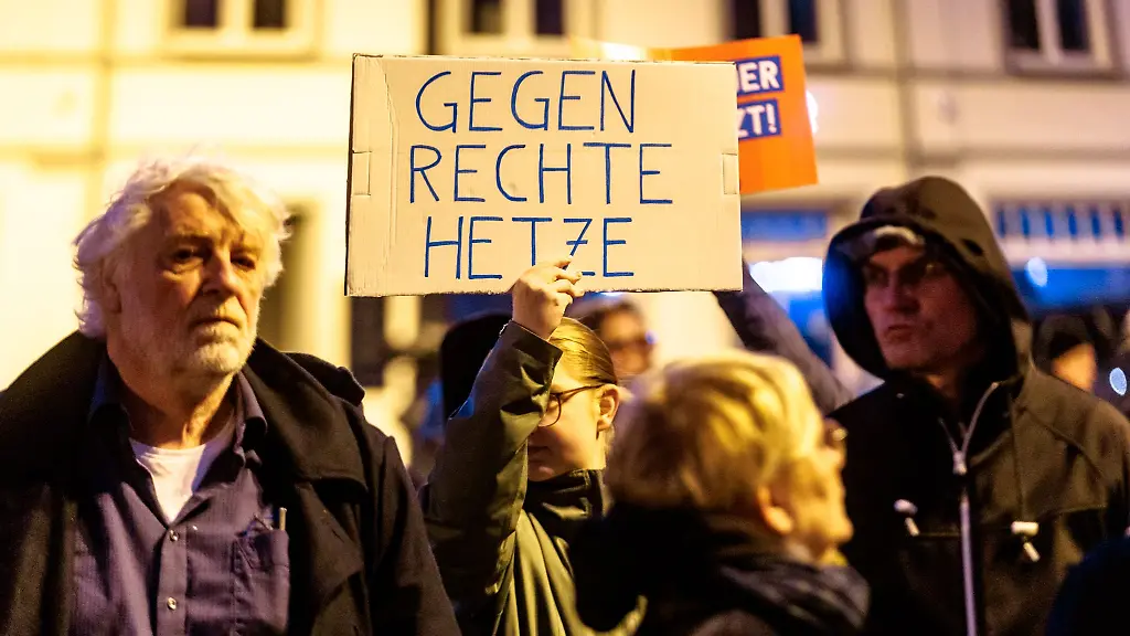 Ein-Demonstrant-haelt-ein-Schild-mit-der-Aufschrift-Gegen-Rechte-Hetze-vor-einem-Auftritt-des-Verlegers-G-Kubitschek-im-Schweriner-Rathaus