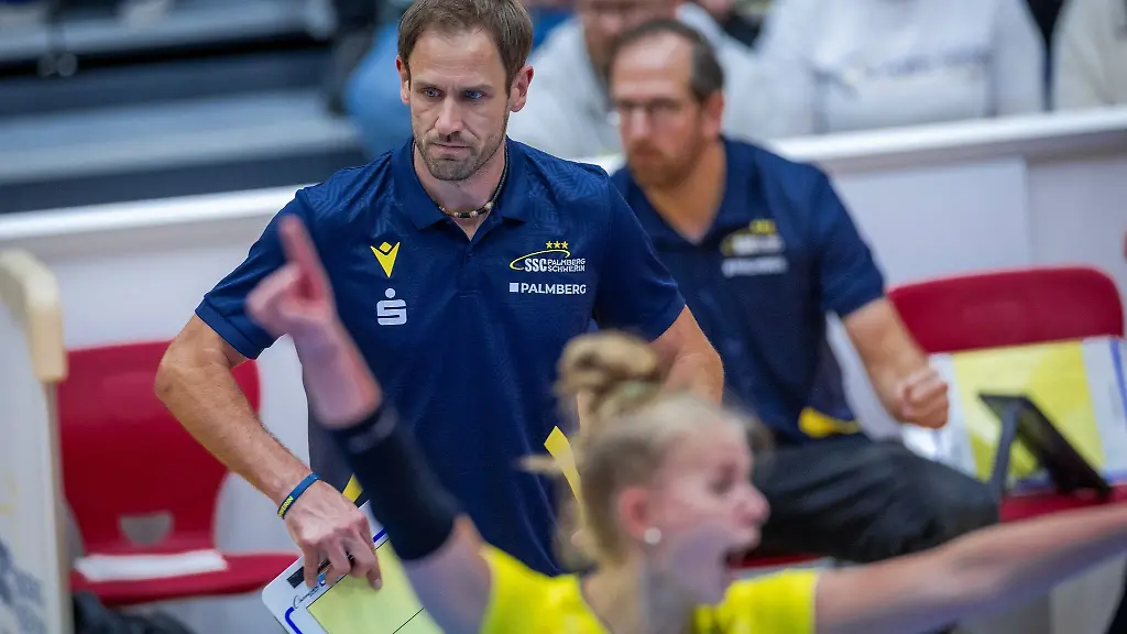 Trainer-Felix-Koslowski-steht-unzufrieden-am-Spielfeldrand-Schwerin-unterlag-in-Suhl