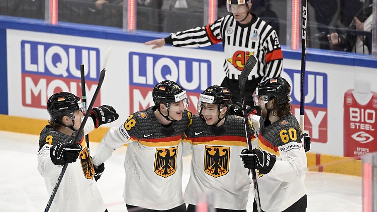 Die deutsche Eishockey-Nationalmannschaft steht doch noch im WM-Viertelfinale.