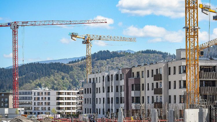 In Freiburg wächst vor malerischer Kulisse ein Wohnungskomplex voran. Deutschlandweit sahen die Zahlen allerdings mau aus. 