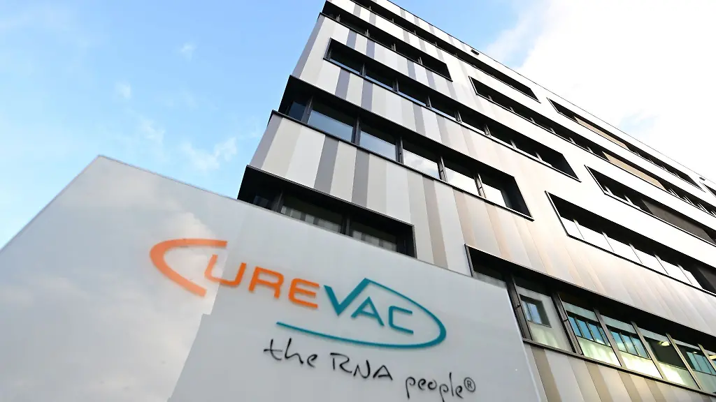 Das-Logo-des-Biotechnologieunternehmens-Curevac-aufgenommen-vor-dem-Firmensitz-Curevac-entwickelt-Impfstoffe-auf-Basis-der-mRNA-Technologie