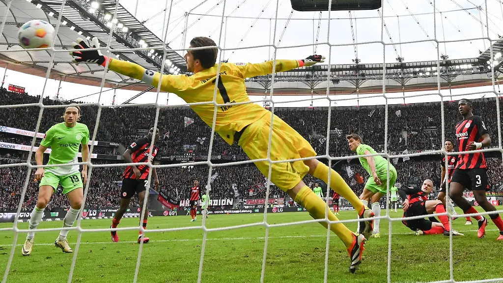 Wolfsburgs-Kevin-Behrens-4-v-r-erzielt-das-Tor-zum-2-1-gegen-Frankfurts-Torwart-Kevin-Trapp-Bei-Borussia-Dortmund-will-der-Keeper-sein-Tor-sauber-halten