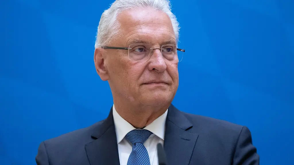 Joachim-Herrmann-CSU-Innenminister-von-Bayern-nimmt-im-Innenministerium-an-einer-Pressekonferenz-teil