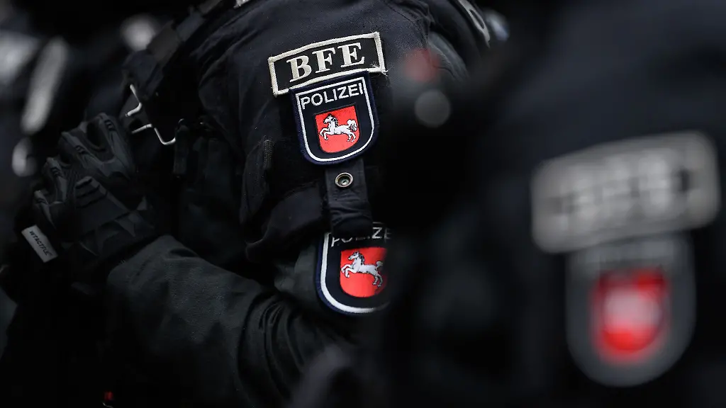 Einsatzkraefte-der-Polizei-stehen-bei-einer-Demonstration-des-Goettinger-Buendnisses-gegen-Rechts