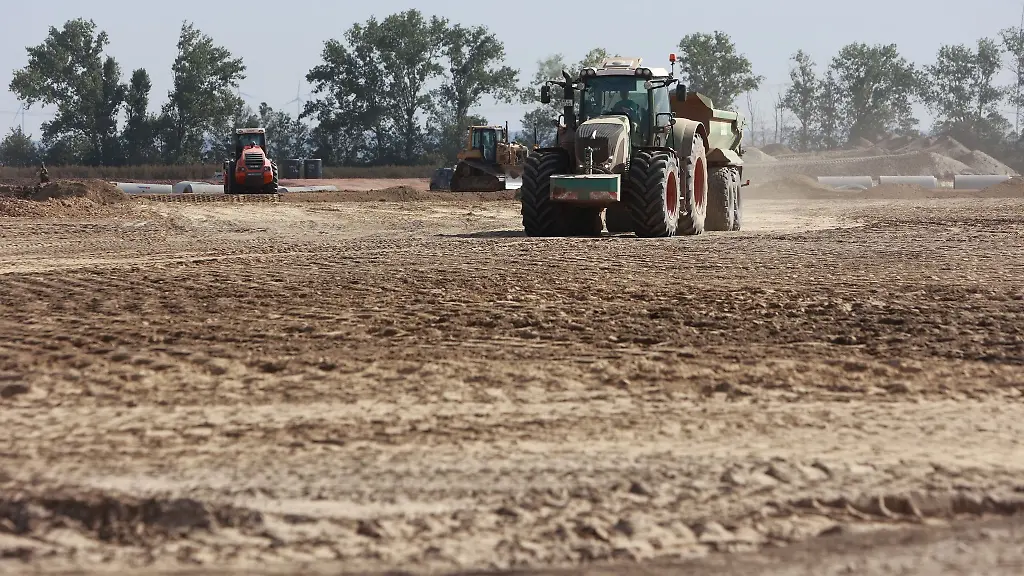 Blick-auf-die-Baustelle-vom-Daimler-Truck-in-Halberstadt-im-Rahmen-der-Grundsteinlegung-fuer-den-neuen-Logistikstandort-von-Daimler-Truck