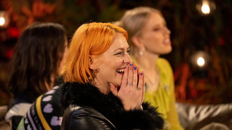 Alli Neumann freut sich über die musikalischen Geschenke ihrer Kolleginnen und Kollegen.