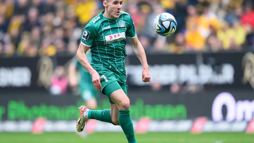 Luebecks-Marius-Hauptmann-spielt-den-Ball