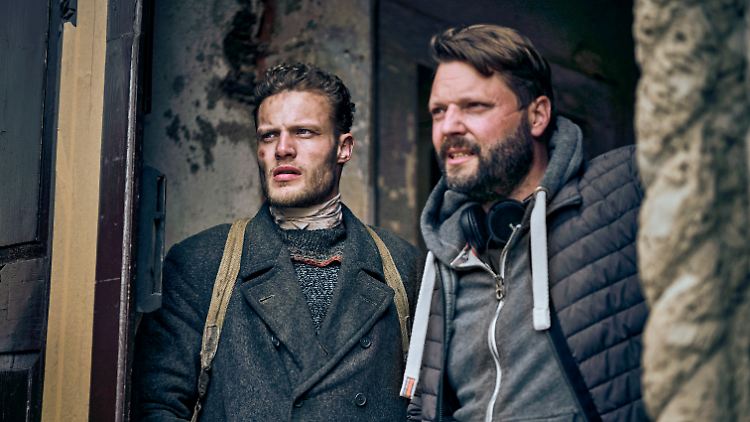 Regisseur Peter Thorwarth (r.) mit seinem Hauptdarsteller Robert Maaser am Set von "Blood & Gold".