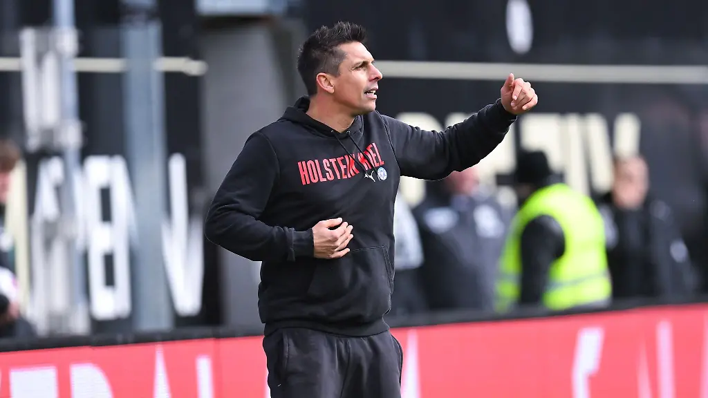 Trainer-Marcel-Rapp-Holstein-Kiel-gestikuliert