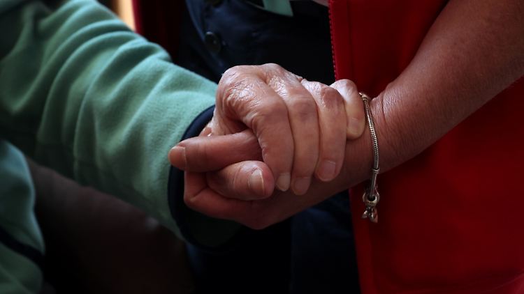 Die Union fordert eine größere Unterstützung für pflegende Angehörige.