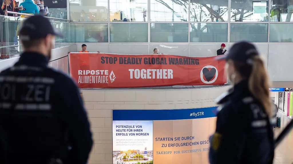 Klimaschuetzer-und-Anhaenger-der-Letzten-Generation-protestieren-im-Terminal-3-des-Stuttgarter-Flughafens