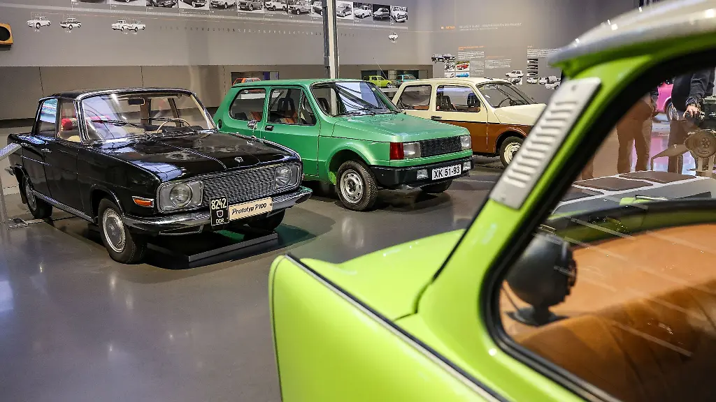 Die-Prototypen-Trabant-P-100-l-und-P6100-M-steht-hinter-einem-P-601-r-im-August-Horch-Museum
