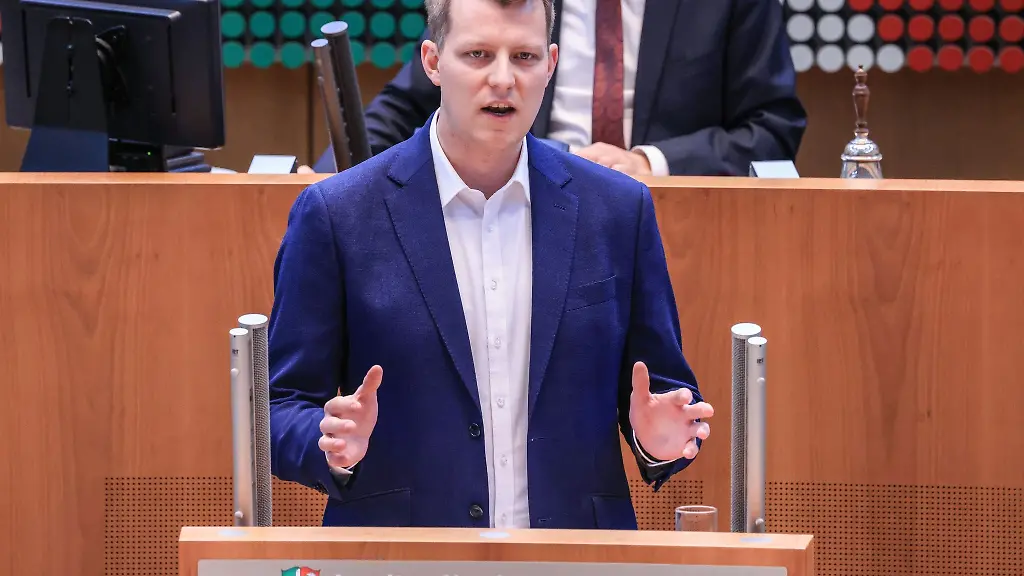 Henning-Hoene-Fraktionsvorsitzender-der-FDP-im-Landtag-spricht-im-Plenum