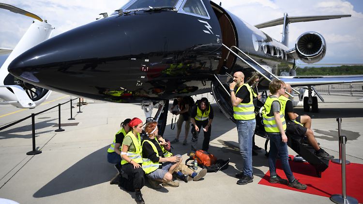 Die Aktion galt laut Klimaaktivisten einer Flugzeugmesse für Business-Jets.