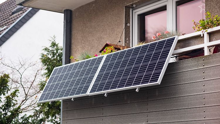 Mit den kleinen Photovoltaikanlagen können Verbraucher auf mehrere Jahre gesehen Geld sparen - besonders, wenn die Strompreise hoch sind.