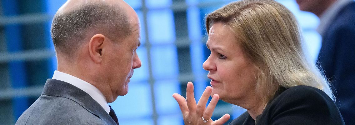 Bundeskanzler Olaf Scholz und Bundesinnenministerin Nancy Faeser beim Bund-Länder-Gipfel im Bundeskanzleramt zu Flüchtlingskosten.