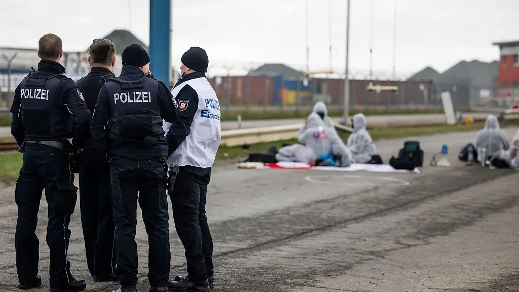 Mitglieder-der-Umweltgruppe-Ende-Gelaende-blockieren-die-Zufahrt-zum-schwimmenden-LNG-Terminal