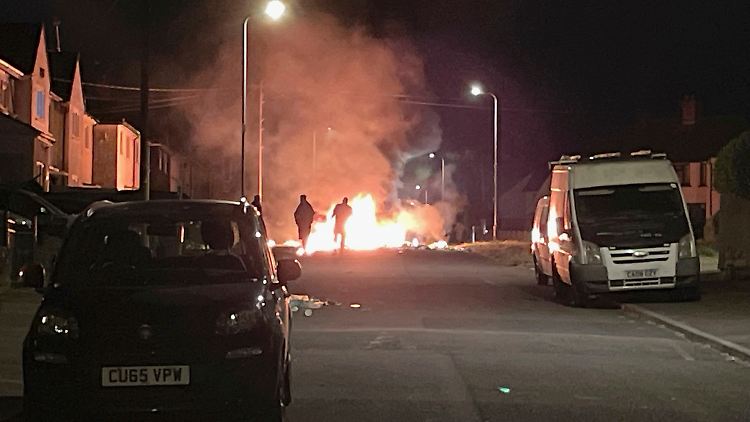 In Wohnvierteln wurden Autos in Brand gesetzt.