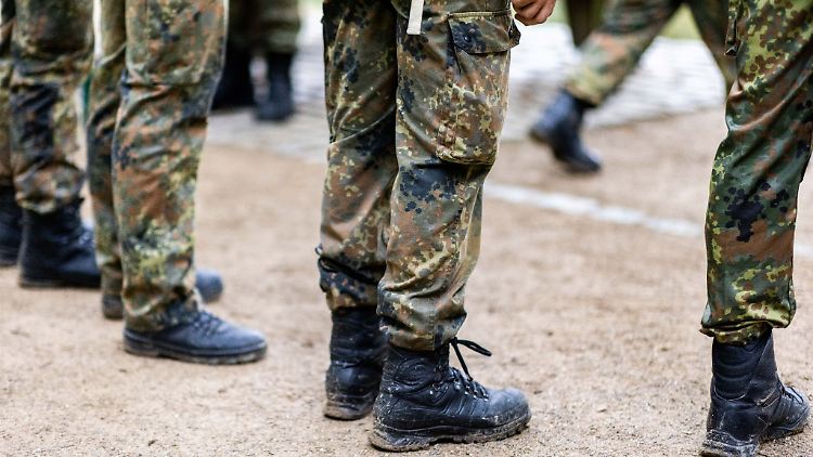 Bundeswehrsoldaten stehen in einer Reihe.