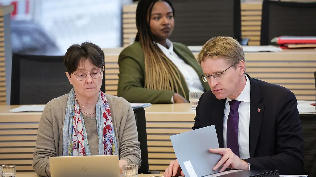 Daniel-Guenther-CDU-Ministerpraesident-Aminata-Toure-Gruene-Sozialministerin-und-Monika-Heinold-Die-Gruenen-Finanzministerin-von-Schleswig-Holstein