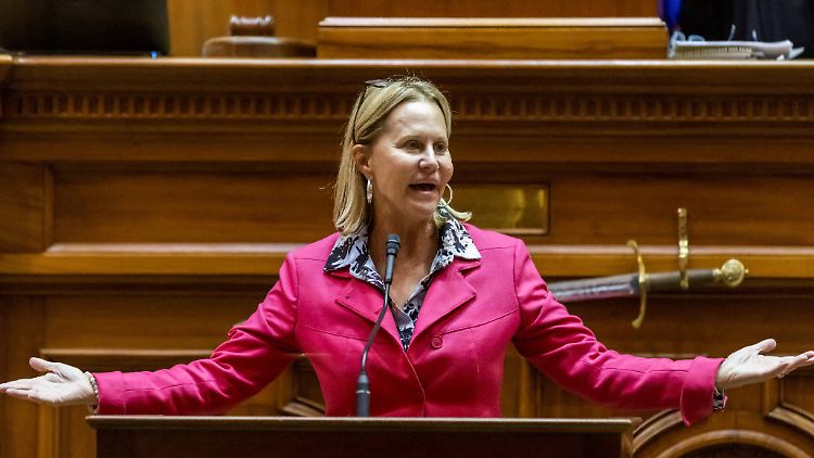 Eine Geste, die alles sagt: Senatorin Sandy Senn ist nach der Entscheidung über das Abtreibungsverbot im US-Bundesstaat South Carolina völlig fassungslos.