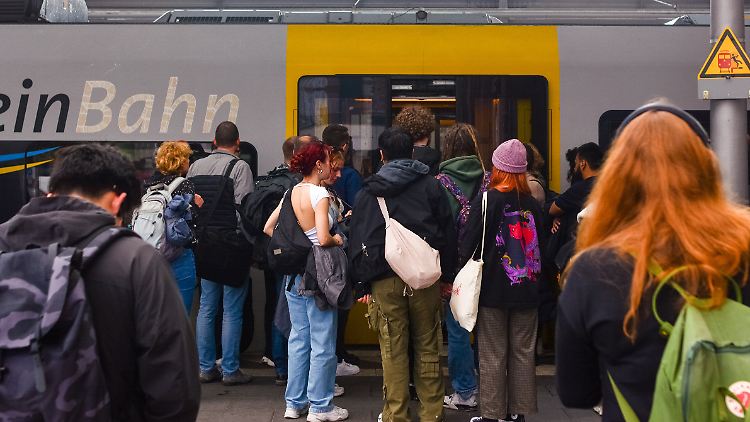 Neben Familien sollen vor allem Studierende beim 49-Euro-Ticket entlastet werden.