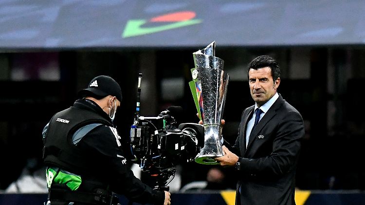Luis Figo und der Nations-League-Pokal.