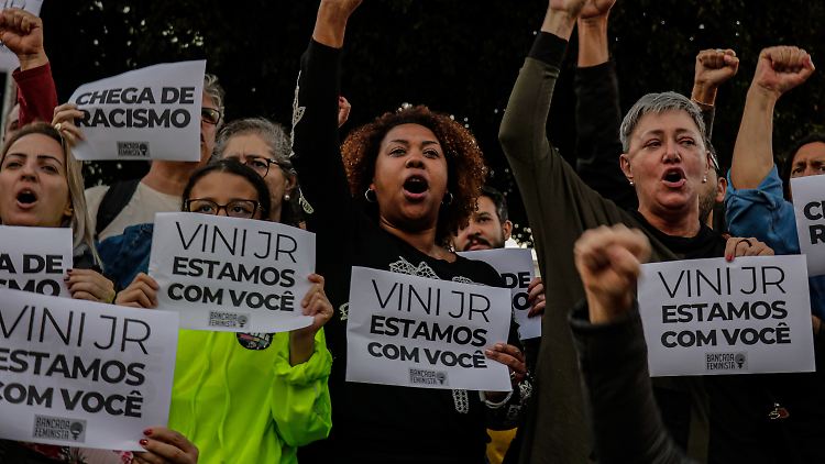Demonstranten vor dem spanischen Generalkonsulat in São Paulo.