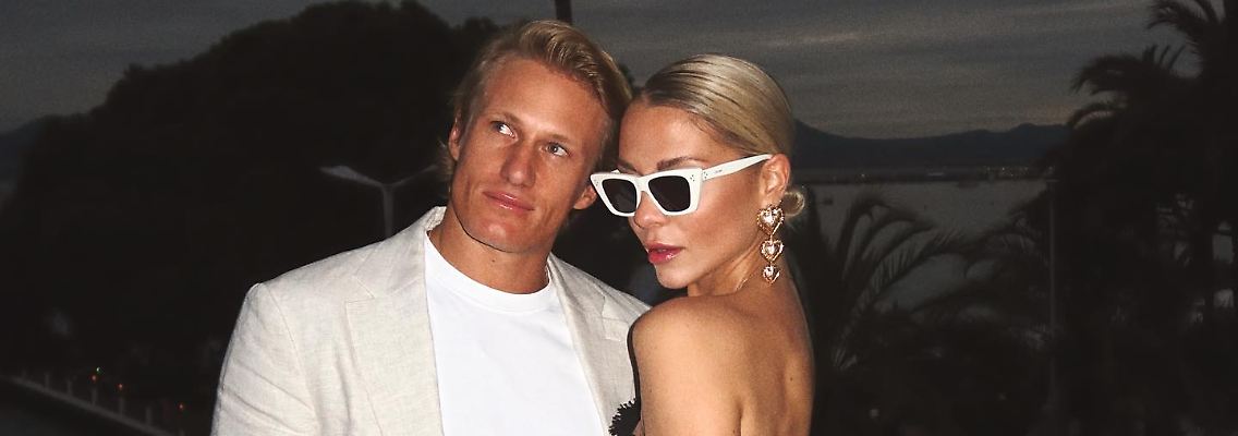 Photo by Valentina Pahde♡ on May 22, 2023. May be an image of 2 people, blonde hair, makeup, dinner jacket and palm trees..jpg