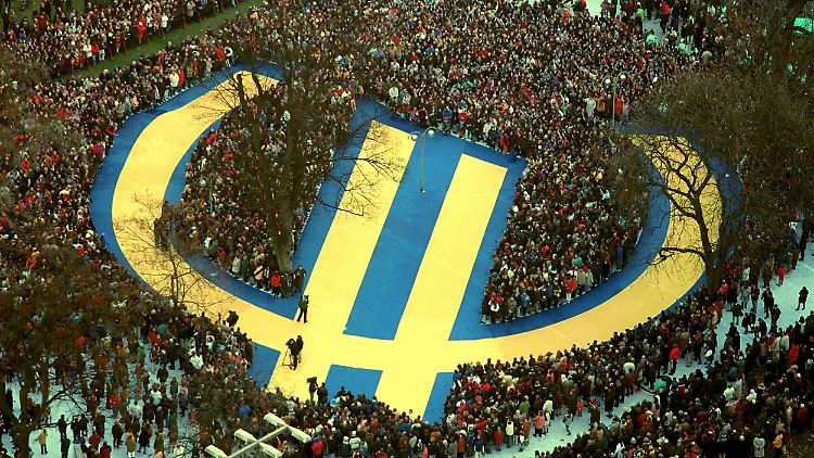 Nur wenige Monate nach Gründung der EZB wurde am 1. Januar 1999 der Euro eingeführt - damals noch nur für Buchungszwecke.