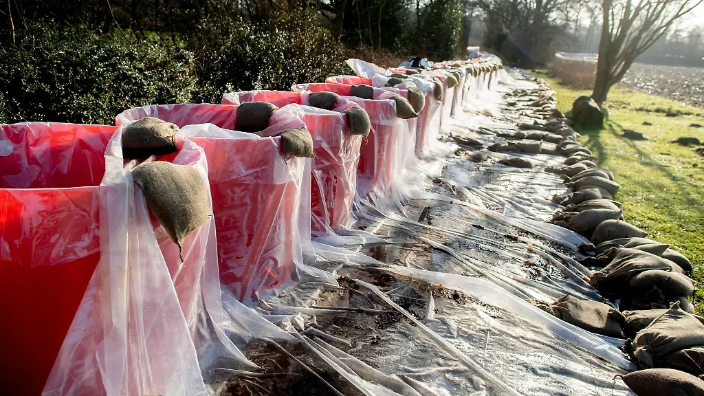 Ein-mobiles-Deichsystem-steht-auf-einem-Weg-auf-dem-Parkfriedhof