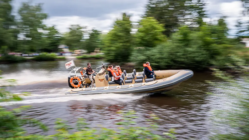 Ein-Schnellboot-faehrt-ueber-den-Tansania-See-des-Serengeti-Parks-Hodenhagen