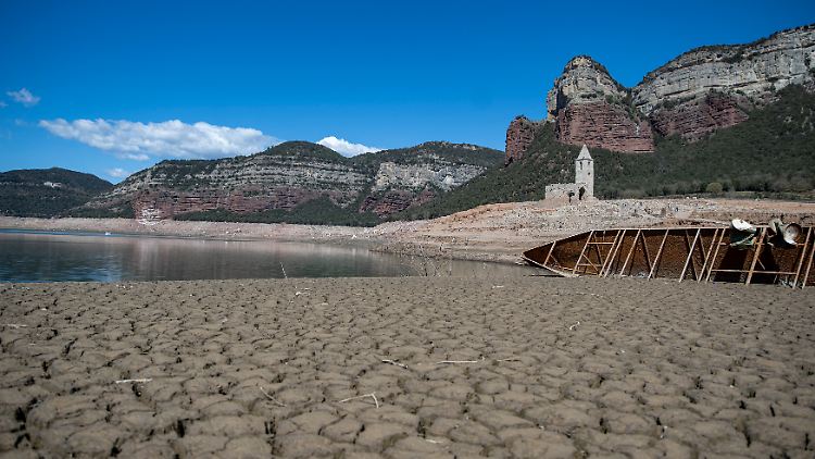 Der Wasserstand im spanischen Sau-Stausee nördlich von Barcelona ist so tief gesunken, dass eine normalerweise überflutete mittelalterliche Kirche wieder zu sehen ist. 