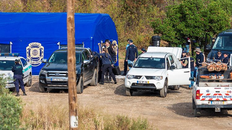 Die Beamten haben ihren Einsatz am Mittwoch verstärkt: Dutzende Einsatzwagen stehen am Ufer des Stausees und blaue Zelte dienen den Ermittlern als Koordinierungszentrum.