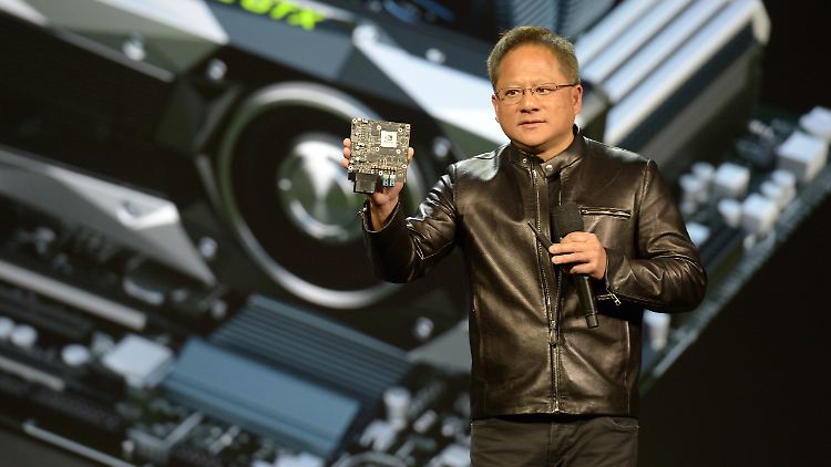 Die eingeführten US-Exportkontrollen von Chips nach China hätten dem Konzern aus dem Silicon Valley "die Hände auf dem Rücken gebunden", so Huang.