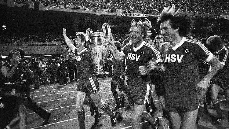 Horst Hrubesch und seine Hamburger feiern die magische Nacht von Athen.