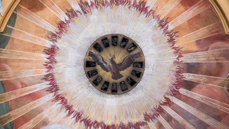 Der Heilige Geist wird oft als Taube oder auch als Flammen dargestellt. Hier ein Deckengemälde aus der katholischen Kirche "St. Johannes der Täufer" im bayerischen Seßlach.